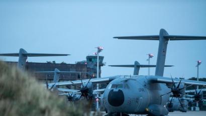 Bild: Lino Mirgeler/dpa
Transportflugzeuge des Typs Airbus A400M stehen auf dem Fliegerhorst Wunstorf. Von hier aus waren mehrere Transportmaschinen der Luftwaffe Richtnug Afghanistan gestartet.