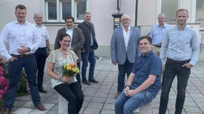 Bild: Freie Wähler Marktredwitz/exb
Das neue Vorstandsteam der Freien Wähler Marktredwitz: Von links Vorsitzender Anton Blechschmidt, Beirat Horst Geißel, die stellvertretenden Vorsitzenden Martina Bartmann und Sebastian Macht, die Beiräte Florian Gelius und Martin Gramsch, Kassier Benjamin Schenk, Revisor Johannes Kottjé und stellvertretender Vorsitzender Daniel Reis.