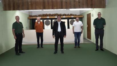 Bild: mor
Schützenmeister Bernhard Ott (links) und zweiter Schützenmeister Michael Hiller (rechts) ehren Helmut Bergler, Jürgen Hofmann und Roland Müller (Zweiter bis Vierter von links) für ihre Treue zu den Hubertus-Schützen.
