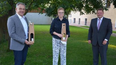 Bild: jr
Zwölf Jahre lang führte Roland Grillmeier (links) den Vorsitz des Musikfördervereins Mitterteich. Seit 2013 war Claudia Prommersberger als Kassiererin tätig. Beiden Ausgeschiedenen dankte Bürgermeister und Vorsitzender Stefan Grillmeier mit Präsenten.