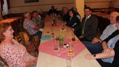 Bild: Dominik Hauser/exb 
Bürgermeisterin Anita Forster, Bürgermeister Walter Schauer und Landrat Thomas Ebeling (von rechts) dankten den Bürgerbus-Fahrern für ihre wertvollen Dienste.