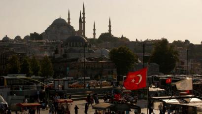 Archivbild: Emrah Gurel/AP/dpa
Menschen gehen in Istanbul spazieren. Wegen gestiegener Corona-Infektionen gilt die Türkei aus deutscher Sicht nun als Hochrisikogebiet.
