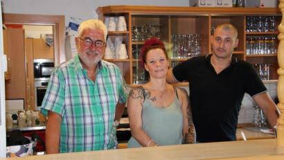 Bild: prh
Ihr Pachtverhältnis des DJK-Sportheims mussten Eitel Reiher und Ehefrau Bianca Matthies-Reiher (von rechts) beenden. Bis DJK-Vorsitzender Rupert Troppmann (links) Nachfolger gefunden hat, betreuen sie die Gäste in einem eingeschränkten Betrieb jedoch weiter.