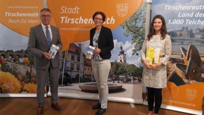 Bild: Stadt Tirschenreuth/exb
Netzwerkmanagerin Veronika Perschl (Mitte) vom Tourismusverband Ostbayern berichtete beim Besuch in Tirschenreuth über die aktuelle Tourismussituation. Im Bild die Netzwerkmanagerin mit Bürgermeister Franz Stahl und Stefanie Süß, Leiterin der Tourist-Info und des Museumsquartiers.