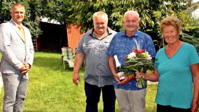 Bild: zer
Angela und Michael Hummer (von rechts) feierten diamantene Hochzeit. Ausflüge mit dem Wohnmobil und Radfahrten zählen noch immer zu ihren Freizeitbeschäftigungen. Bürgermeister Dietmar Schaller (links) und Sohn Armin (Zweiter von links) gratulierten.