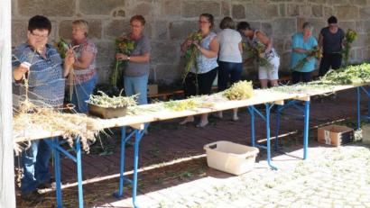 Bild: rpp
16 Frauen banden in einer langen Reihe unermüdlich Kräuter und Blumen zu 120 Sträußen.