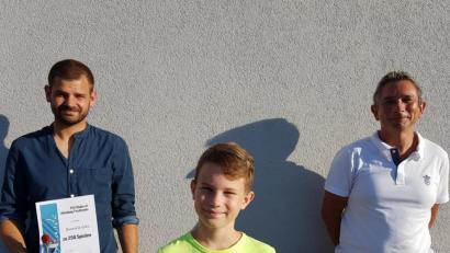 Bild: Erich Kneißl/exb 
Dominik Götz (links) wurde für 250 Spieleinsätze ausgezeichnet. Er und Yannick Brill holten Bezirksmeistertitel. Abteilungsleiter Erich Kneißl (rechts) ist stolz auf sie.