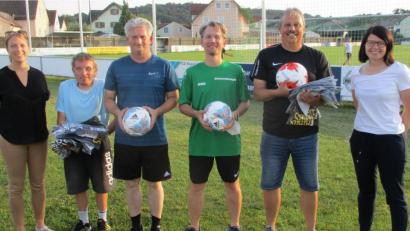 Bild: Georg Müllner
Die Gewinner der Sommerspielrunde „Nicht ohne meine Mädels“ mit den die Offiziellen: (von links) Spielleiterin Janina Zilk, Matthias Balanowski (Regensburger Turnerschaft U13), Alexander Kalteis (SC Regensburg U15), Michele Hille (TSV Neudorf U17), Klaus Gamperl (TSV Theuern U11) und Kerstin Costa, die Vorsitzende des Bezirks-Frauen- und Mädchenausschusses.