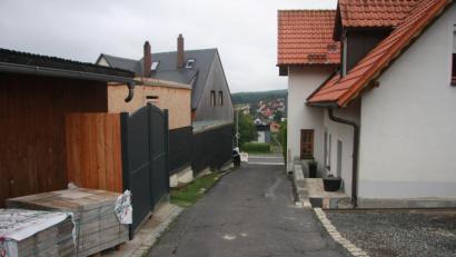 Bild: wro
Der Fußweg (hier der Blick in die nahe Marienstraße beziehungsweise auf die Ortsteile Niederreuth und Ludwigshöhe) war Beratungsthema im Gemeinderat.