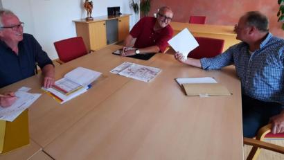 Bild: oe
Wollen öffentliche Gebäude mit einer regenerativ erzeugten Energie beheizen (von links): Projektberater Hans Hollederer, Bürgermeister Anton Peter und Investor Gerhard Schuller.