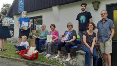 Bild: gis
Die Bücherspende übergaben (von links) Christina Schnödt und Dr. Claudia Pecher an das Bücherstadl-Team mit Leiterin Selma Markhof (Bankmitte).
