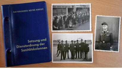 Bild: Wolfgang Steinbacher
Relikte aus Erhard Hirmers Anfangszeit beim Roten Kreuz in Amberg: Neben dem Büchlein mit der Dienstordnung der Sanitätskolonnen liegen alte Fotos. Sie zeigen eine Abordnung der Sanitätskolonne Amberg beim eucharistischen Weltkongress 1960 in München, Rotkreuz-Helferinnen bei einem Festzug in Amberg und Hirmer selbst in Rot-Kreuz-Uniform.