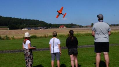 Bild: Kunz
Kinder lassen auf dem Modellflugplatz bei Maierhof Flieger kreisen.