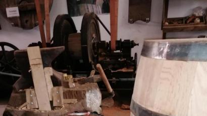 Bild: exb
Das Fass aus dem Hause Thurn und Taxis ist eine Leihgabe für die Fassbinderabteilung der Handwerkerscheune.