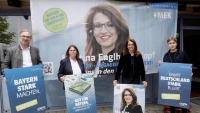 Bild: Hirsch
CSU-Kreisvorsitzender Alexander Flierl, FU-Kreisvorsitzende Marianne Forster und stellvertretender JU-Kreisvorsitzender Peter Scharnagl (von links) stärken der CSU-Bundestagskandidatin Martina Engelhardt-Kopf (Zweite von rechts) in der heißen Wahlkampfphase den Rücken.