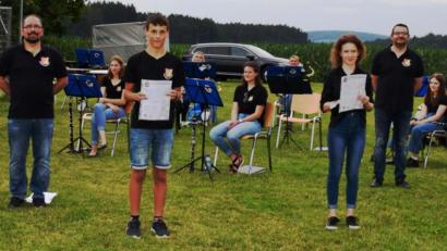 Bild: oe
Die gute Nachwuchsarbeit zahlt sich für die Blaskapelle Ammerthal bei der Leistungsprüfung aus (von links): Lena Ibler (Querflöte), Manuel Jung (Dirigent), Kilian Ludwig (Trompete), Emilie Reiser (Klarinette), Daniel Haller (Vorsitzender) und Tizian Stein (Tuba).
