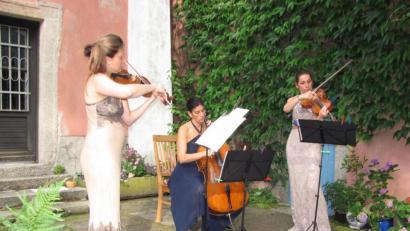 Bild: sei
Nuancenreichen, beseelten Streicherklang präsentierte das "Trio Liroco" am Sonntag bei den Wurzer Sommerkonzerten. Franziska Pietsch (links). Hila Karni (Mitte) und Sophia Reuter (rechts) genossen den Aufenthalt in Wurz.
