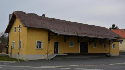 Bild: jr
Im Gebäude des historischen Lagerhauses wird im Erdgeschoss ein öffentliches und barrierefreies WC eingebaut, im Obergeschoss soll der Archivar der Neualbenreuther Vereine unterkommen, so das Ziel der Marktgemeinde.