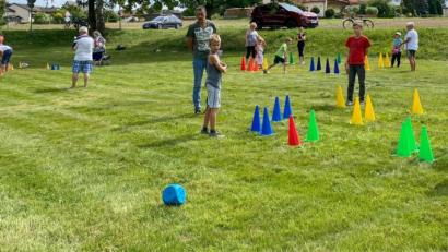 Bild: nza
Bei Sonnenschein spielten die Kinder im Großformat das Spiel "Mensch ärgere Dich nicht".