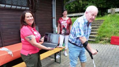 Bild: jp
Siegfried Ströbl probiert beim Sommerfest der "Roadrunner" die neuen technischen Einlagen aus. Anika Riedel (links) und Swetlana Krämer helfen dabei.