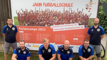 Bild: mez
Vorsitzender Jürgen Lautner (vorne Zweiter von links) freut sich über den hohen Zuspruch zur dreitägigen Fußballschule des SSV Jahn Regensburg. Der Bundesligazweitligist kommt gleich mit fünf Trainern in die nördliche Oberpfalz zu seinem neuen Vereinspartner.