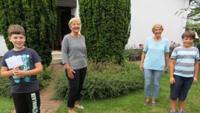 Bild: adj
Julian Ettl (links) und Timo Schuller (rechts) übergaben auch im Namen von Amelia Gradl 450 Euro an Petra Troppmann und Jutta Harbig (Zweiter und Dritter von links) von der Kinderkrebshilfe Oberpfalz Nord.
