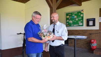 Bild: wku
Vorsitzender Stefan Vogl verabschiedete Hans Koch aus der Vorstandschaft mit einem Geschenk