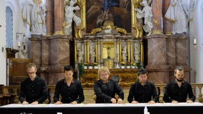 Bild: do
Brillante Klangkaskaden entfacht die "Christian Benning Percussion Group" unter anderem bei einer Tafelmusik der besonderen Art: Choreografisch durchorganisiert erzeugte das Ensemble Geräuschfelder auf einer Tischplatte.