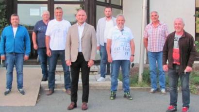 Bild: sei
Richard Kammerer (Fünfter von links) wurde als Vorsitzender des Vereinskartells im Amt bestätigt. Seine Stellvertreter sind Peter Servus ( Zweiter von rechts) und Thomas Voigt (Vierter von links).