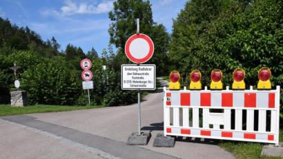 Bild: bö
Der Radwegausbau von Schmidmühlen bis zur Gemeindegrenze beim Weiler Schwarzmühle hat begonnen. Die Umleitung führt über die Staatsstraße 2235. Bis Ende des Jahres sollen die Arbeiten abgeschlossen sein.
