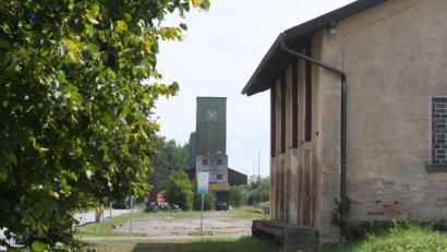 Bild: phs
Dieses Gelände zwischen der alten Güterhalle und dem Raiffeisen-Silo in der Bahnhofstraße in Weiherhammer hat die Firma Schrott Nasz gekauft. Anwohner sind misstrauisch. Sie fürchten bald Lärm und Dreck durch Verladearbeiten.