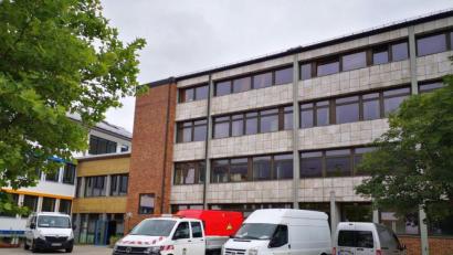 Bild: Dobler
Die Generalsanierung der Schule (hier Ansicht vom Pausenhof aus) ist und bleibt das kostspieligste Vorhaben des Marktes Schwarzenfeld.