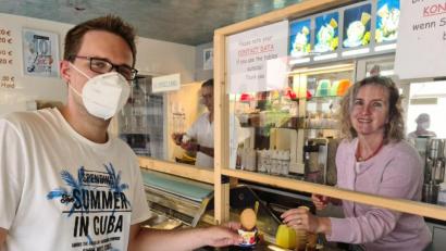 Bild: sne
Zum Sommer gehören T-Shirt und Eis - auch wenn das Thermometer nur 16 Grad anzeigt.