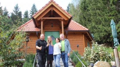 Bild: frd
Für das geplante Open-Air im Juli 2020 auf dem "Grünen Gut" hat sich Andreas Meier (links) die Funk- und Fernsehgrößen (von rechts) Hans Kitzbichler, Brigitte Walbrun und Katharina Baur mit ins Boot geholt.