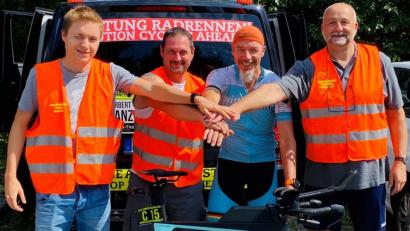 Bild: RAA/exb
Das Bild zeigt den Ultra-Radsportler Herbert Manz (Zweiter von rechts) mit seinen Helfern Adrian Manz, Tobias Merl und Markus Gsödl (von links).