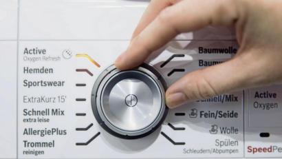 Bild: Florian Schuh/dpa
Ein Programm extra für Hemden, eines für Sportkleidung und auch einen besonderen Hygienespülgang für Allergiker: Moderne Waschmaschinen bieten teils spannende Sonderfunktionen.