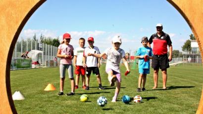 Bild: zer
Spiel und Spaß im Ferienprogramm auf dem neuen Sportplatz in Pirk. Immer wieder beliebt ist das Torwandschießen.