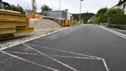 Bild: Petra Hartl
Eine farbige Markierung in der Mitte der Dostlerstraße ist inzwischen die letzte sichtbare Erinnerung an die Mauerbau-Pläne. Sie zeigt den vermuteten Standort des Pflanztrogs an.