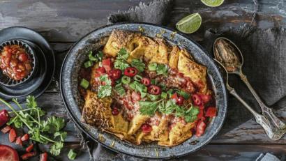 Bild: Tina Bumann/EMF/dpa
Enchiladas werden gefüllt, eingerollt, mit einer würzigen Tomatensoße übergossen und mit Käse überbacken. Tanja Dusy nennt sie „Rundum-Sorglos-Pakete“, die nicht gerade für die schlanke Linie gedacht sind.