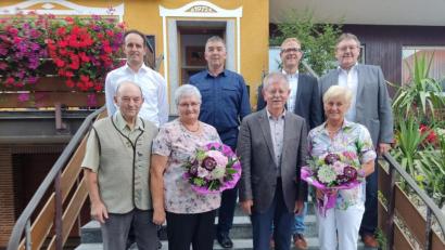 Bild: gru
Die Sigl-Sigras-Gruppe würdigt den Einsatz (vorne, von links) ihres ehemaligen Vorsitzenden Andreas Lindner mit Ehefrau Lydia und Geschäftsführers Helmuth Wolf mit Ehefrau Eva, denen (hinten, von rechts) Bürgermeister Hans-Jürgen Strehl, Vorsitzender Peter Gradl, Geschäftsführer Andreas Kredler und Bürgermeister Hans-Martin Schertl danken.