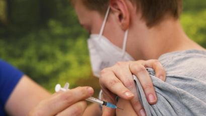 Bild: David Young
Eine Kinderärztin impft einen Jungen mit dem Corona-Impfstoff Comirnaty von Biontech-Pfizer. Die Stiko empfiehlt die Corona-Imfpung nun auch für Kinder ab 12 Jahren.