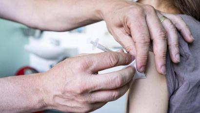 Bild: Fabian Sommer
Die Ständige Impfkommission (Stiko) spricht sich für Corona-Impfungen für alle Kinder und Jugendlichen ab zwölf Jahren aus.