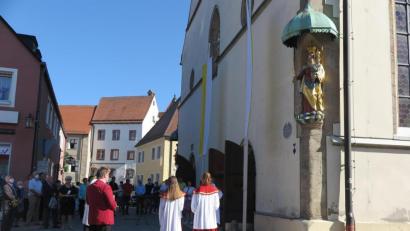 Bild: jzk
Stadtpfarrer Thomas Kraus segnete die restaurierte Holzmadonna am Westgiebel der Stadtpfarrkirche.