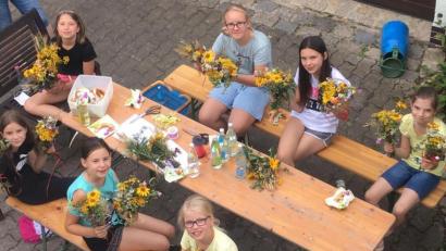 Bild: öt
Mit dem Binden von Kräuterbuschen beteiligte sich die Katholische Arbeitnehmerbewegung Riglasreuth am Ferienprogramm der Gemeinde Neusorg.