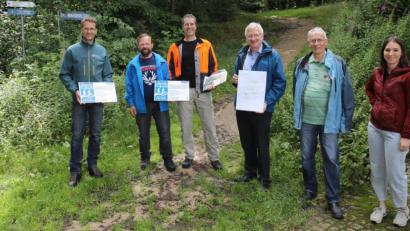Bild: njn
Auf dem Bild (von links) Revierförster Carsten Klöble, vom Mountainbike-Club Wolfgang Beer und Franz Kühn, Bürgermeister Johannes Reger, der Geschäftsführer des Naturparks Steinwald Ernst Tippmann und Tourismusfachkraft Nina Lang von der Steinwald-Allianz.