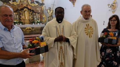Bild: le
Kirchenpfleger Josef Rosner (links) und die Sprecherin des Pfarrgemeinderates Elisabeth Lehner (rechts) drückten ihre Glück- und Segenswünsche an Pfarrer Temple (Zweiter von links) und Pater Leo (Zweiter von rechts) mit Geschenkkörbchen aus.