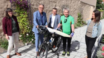 Bild: Stadt Tirschenreuth/exb
Bürgermeister Franz Stahl (Zweiter von linkis.), Stadtmarketingverein-Vorsitzender Dr. Maximilian Schön (Mitte), Tourist-Info-Leiterin Stefanie Süß (rechts), Radl-Guide Gerd Richter (Zweiter von rechts2) und Tourist-Info-Mitarbeiterin Petra Römer (links) freuen sich über die neue Begleitkarte.