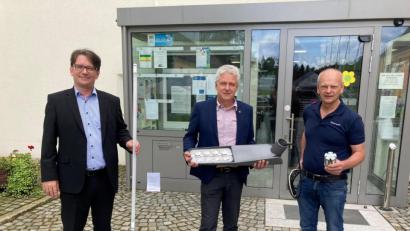 Bild: Bayernwerk/exb
Markus Windisch (Bayernwerk) mit LED-Röhre, Bürgermeister Robert Lindner mit der neuesten Lampengeneration, Gerhard Schmerber (Bayernwerk) mit LED-Leuchtmittel für die Nostalgielampen (von links).