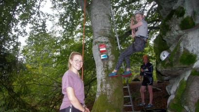 Bild: wro
Die Geschwister Constanze (links) und Philipp Gibhardt (rechts) aus Falkenberg betreuten die Kletterbuche, die mit Seil, Haken und mit einem Schutzhelm ausgestattet, erkundet werden durfte .