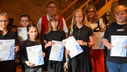 Bild: bö
Elf Musiker aus der Nachwuchsgruppe der Blaskapelle St. Ägidius schaffen auf Anhieb das Juniorabzeichen des Nordbayerischen Musikbunds. Dazu gratuliert Blaskapellen-Vorsitzender Richard Fischer (hinten Mitte).